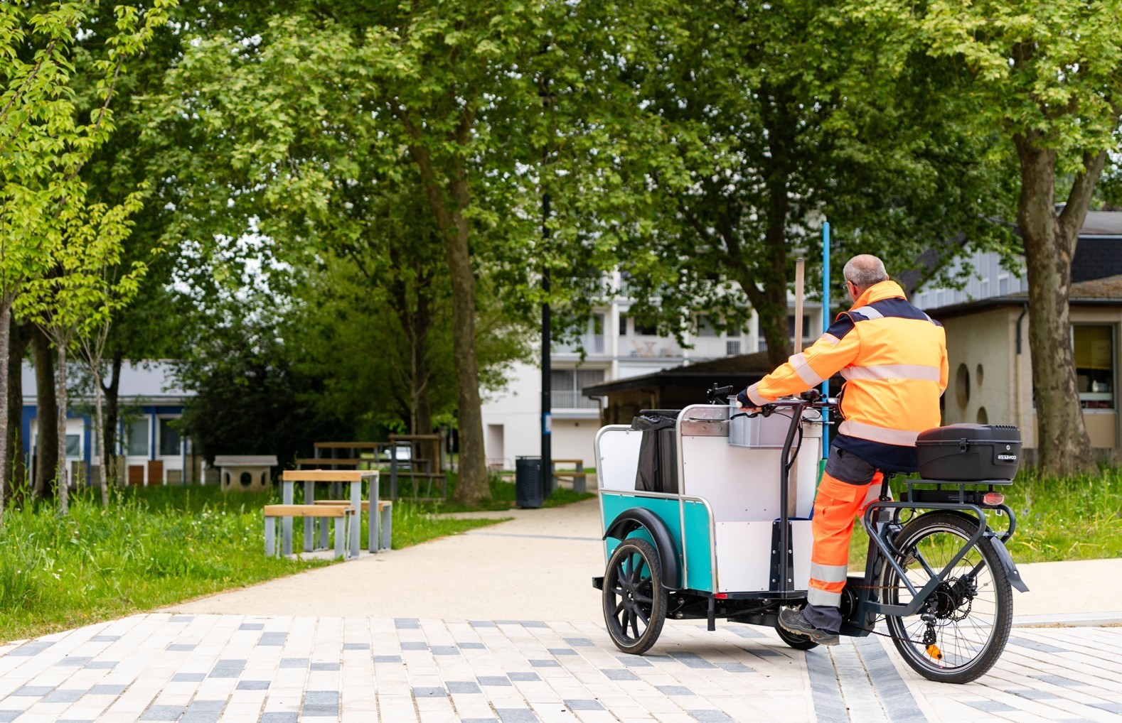 Vélo cargo en action à Laval au service de la propreté urbaine.